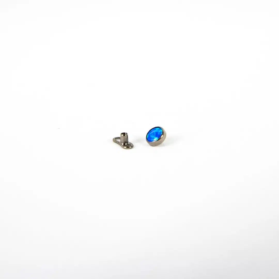 MICRODERMAL DE TITANIO CON ÒPALO